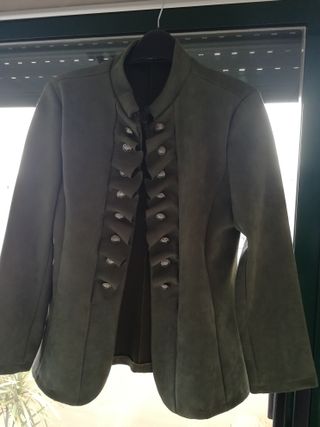 Chaqueta verde de antelina con botones decorativos