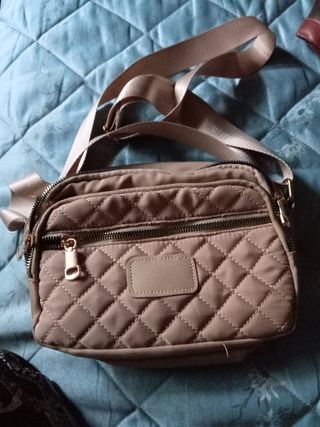 Bolso bandolera acolchado beige,mide 16, por 22cm