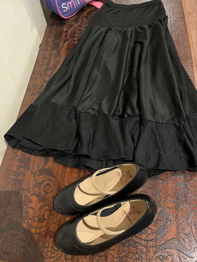 Falda flamenca y zapatos niña