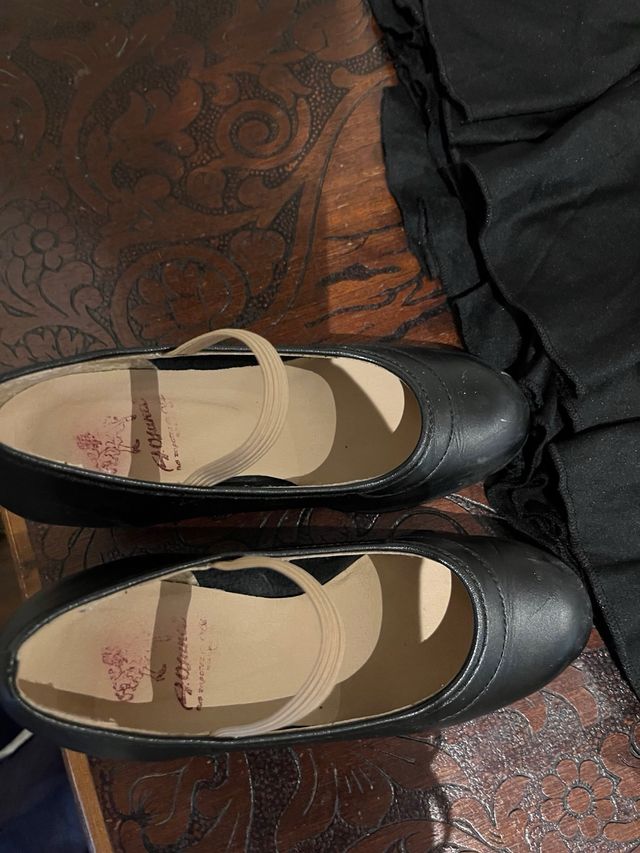 Falda flamenca y zapatos niña