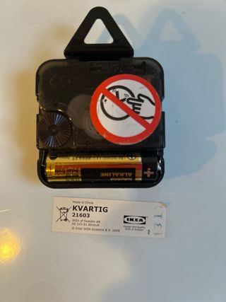 Reloj de pared azul con flores blancas