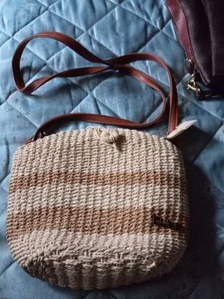Bolso tejido beige y marrón, mide 19,por 25 cm