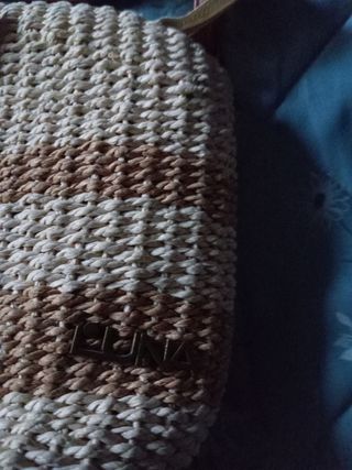 Bolso tejido beige y marrón, mide 19,por 25 cm