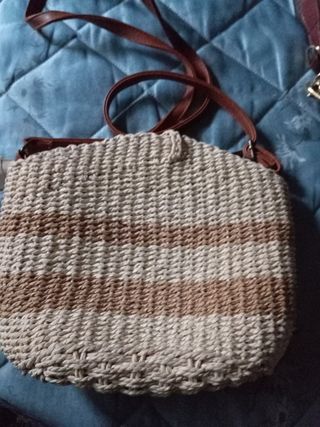 Bolso tejido beige y marrón, mide 19,por 25 cm