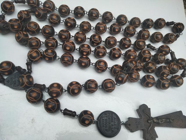 Rosario de madera de Lourdes