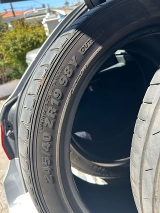 Neumáticos Coche 245/40/19 98Y- 50% Vida Útil