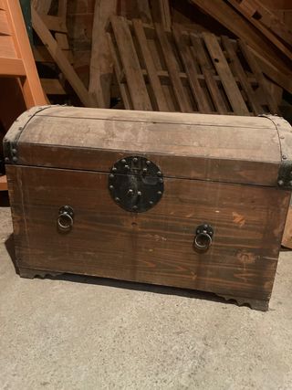Baúl de madera con herrajes metálicos