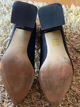 Sapatos de camurça pretos com salto