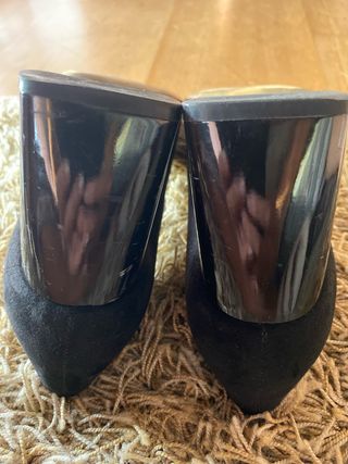 Sapatos de camurça pretos com salto