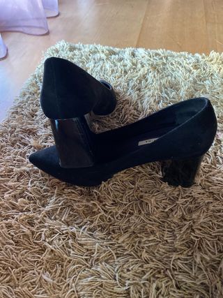 Sapatos de camurça pretos com salto