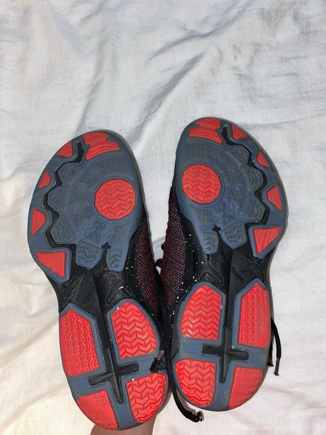 Zapatillas Baloncesto Negras y Rojas