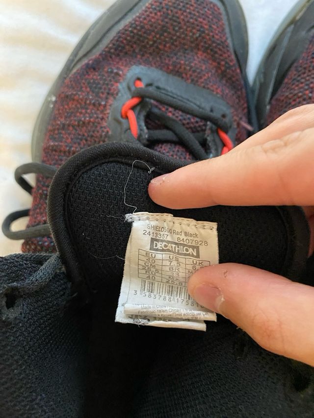 Zapatillas Baloncesto Negras y Rojas