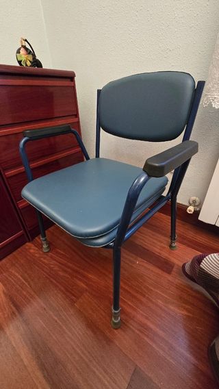 Silla urinario adaptada cómoda de color azul