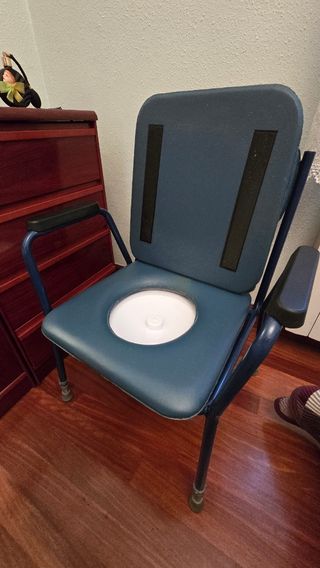 Silla urinario adaptada cómoda de color azul