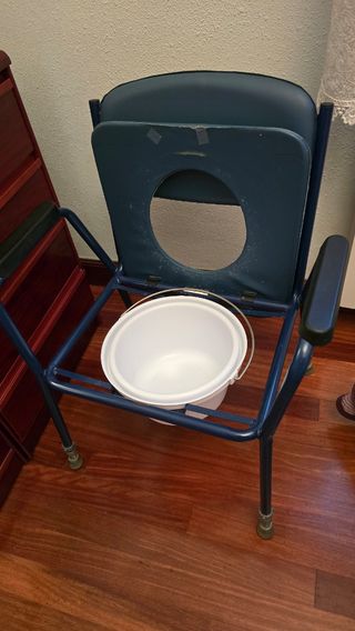 Silla urinario adaptada cómoda de color azul