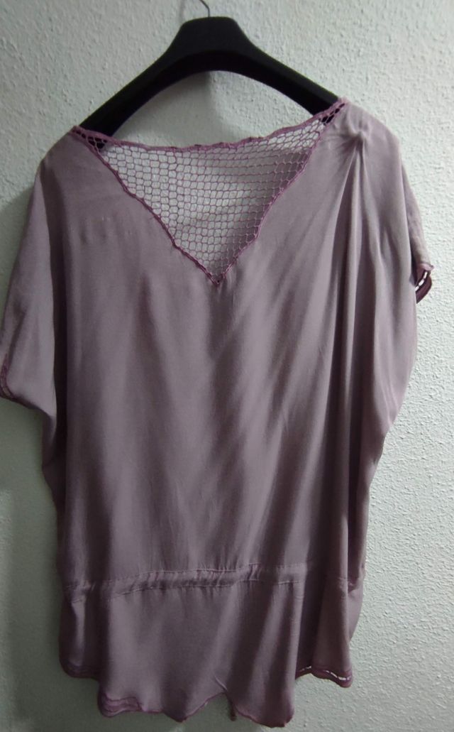 blusón lila con bordados con un diseño floral bord