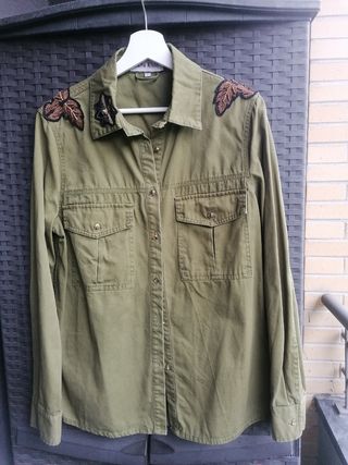 Chaqueta militar verde con parches