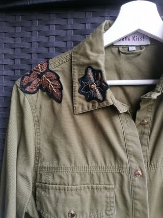 Chaqueta militar verde con parches