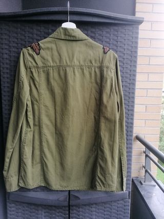 Chaqueta militar verde con parches