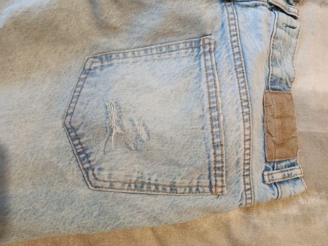 Vaqueros Pull&Bear desgastados con rotos talla 44