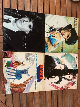 Pack de 4 vinilos de música.