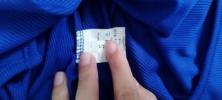 Mono azul eléctrico