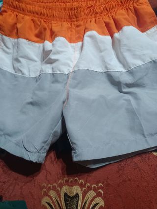 Bañadores cortos rojos y negros