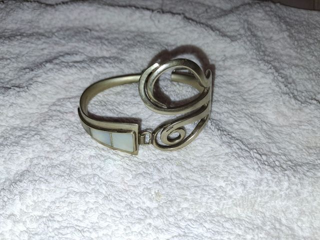 Pulsera artesanal con tenedor de Alpaca y  Nácar