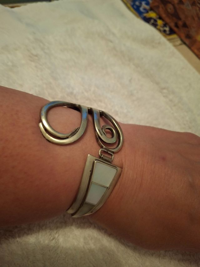 Pulsera artesanal con tenedor de Alpaca y  Nácar