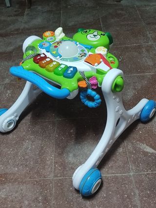 Andador infantil con actividades