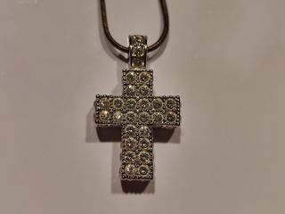 Cruz con diamantes plateada