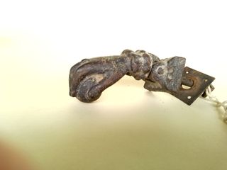 Llamador de puerta antiguo. Aldaba
