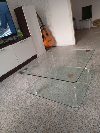 Mesa de cristal con detalles dorados