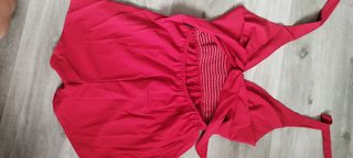 Mono corto rojo con cinturón