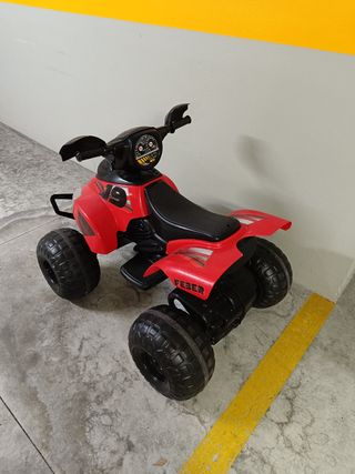 Carro elétrico infantil  Moto 4, marca FEBER