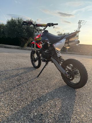 Moto Malcor XZ1 Negra y Roja