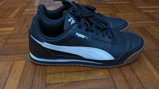Zapatillas Puma niño negras 15€.