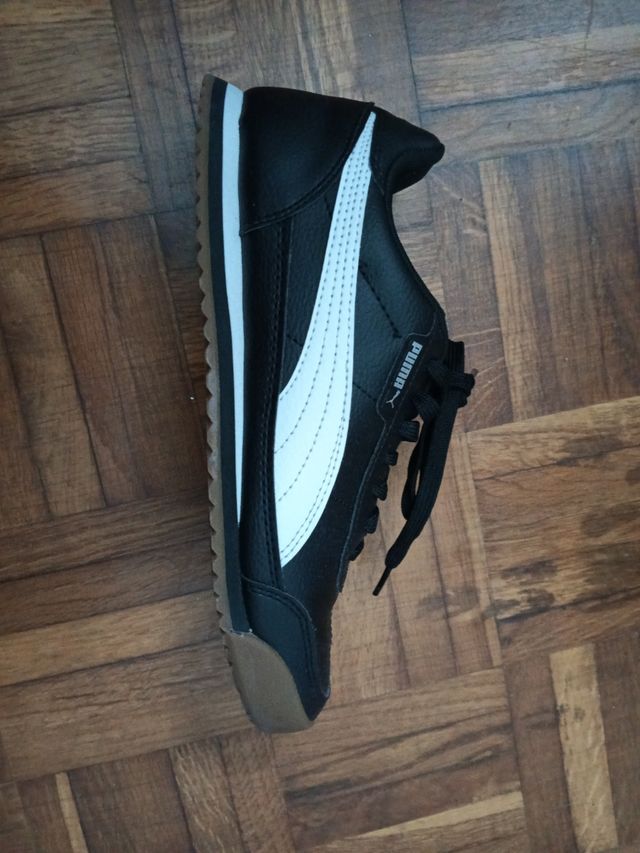 Zapatillas Puma niño negras 15€.