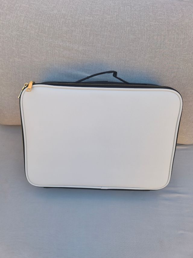 Maletín de maquillaje blanco y negro