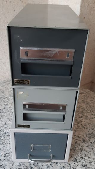 Tres archivadores metalicos