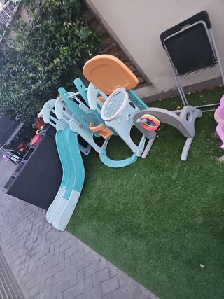 Columpio y tobogán para niños