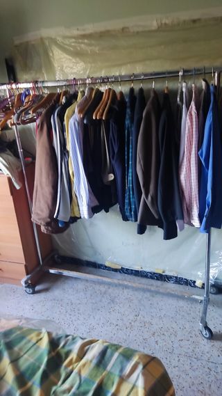 Perchero con Ruedas y Ropa Caballero