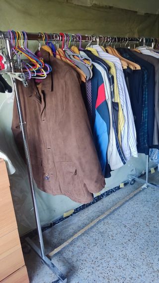 Perchero con Ruedas y Ropa Caballero