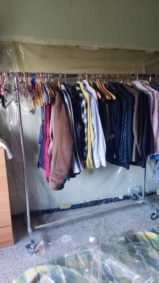 Perchero con Ruedas y Ropa Caballero