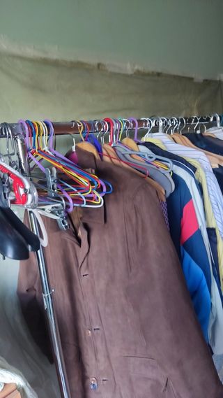 Perchero con Ruedas y Ropa Caballero