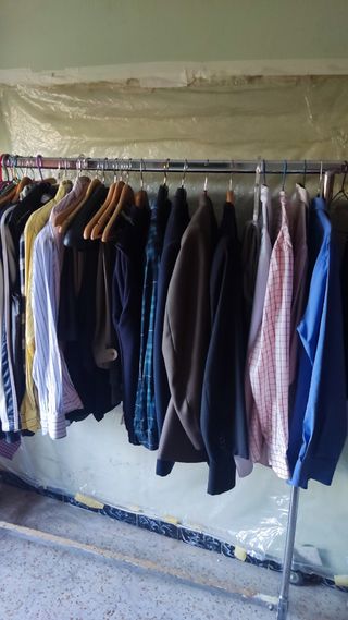 Perchero con Ruedas y Ropa Caballero