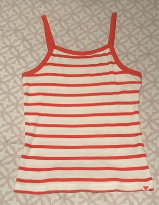 Camiseta de tirantes y rallas color coral.