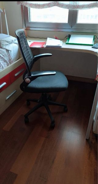 Silla de estudio negra.
Tengo dos