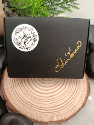 Pulsera elástica beige y morada con detalles