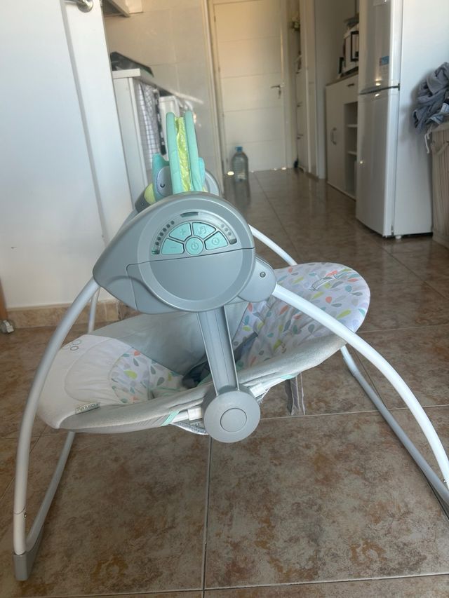 Cadeira de balanço eléctrica para bebé com brinquedos